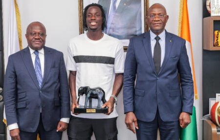 Tennis : Open de Côte d’Ivoire : Eliakim Coulibaly présente son trophée au ministre Metch